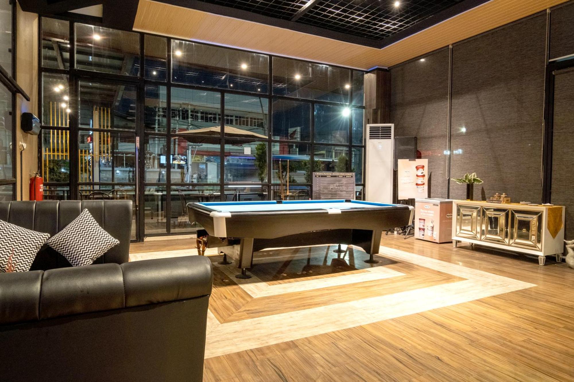Premiere Hotel Tegal 外观 照片