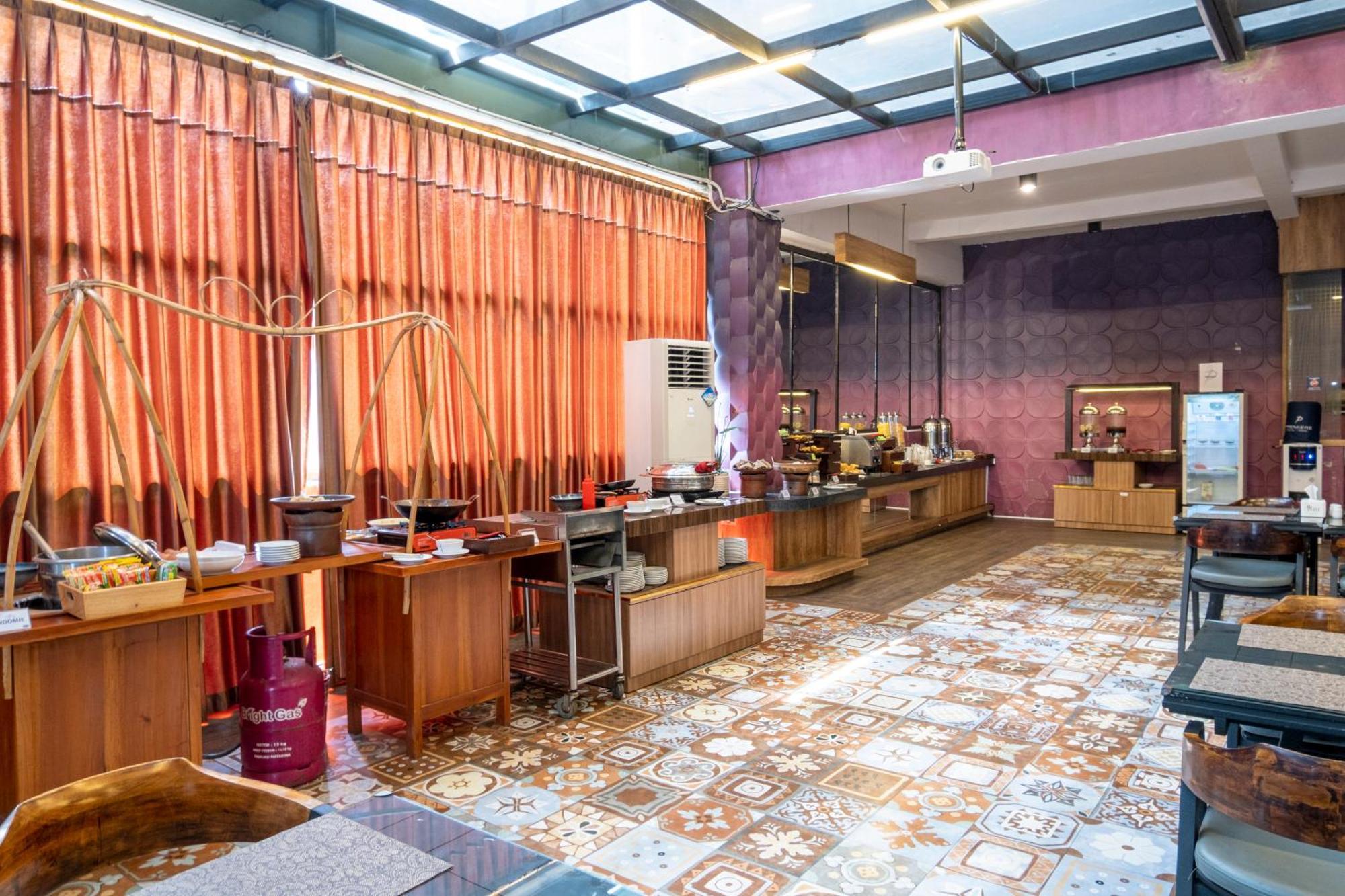 Premiere Hotel Tegal 外观 照片